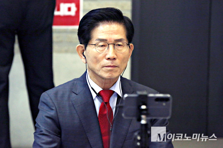 김문수 국민의힘 당대표 후보가 18일, 국민의힘 중앙당사 현관 앞에서 6일째 농성을 이어가고 있다. 사진=최동환 기자