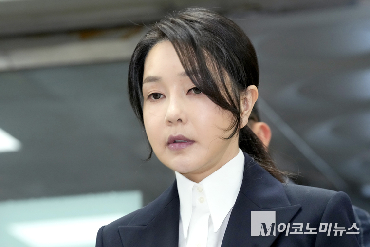 김건희 여사가 민중기 특별검사팀이 청구한 구속영장에 따른 법원의 구속 전 피의자 심문을 받기 위해 지난 12일 서울중앙지법에 도착했다. 사진=공동취재