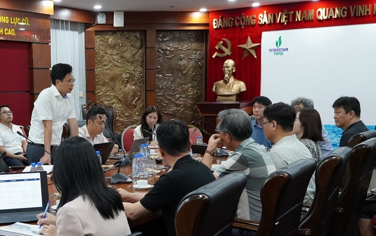응우엔 꾸이 민 베트남 에너지산업공사 발전자회사(PVPGB) 기술안전환경국 부국장이 시장개척단을 대상으로 설명회를 갖는 모습 사진=서부발전