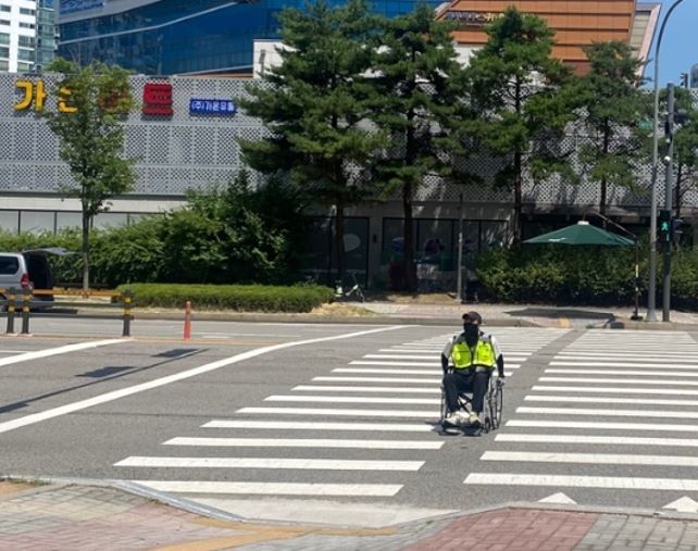 <strong>파주시가 설치한 '스마트 횡단 시스템' 을 이용하는 모습 <파주시 제공></strong>