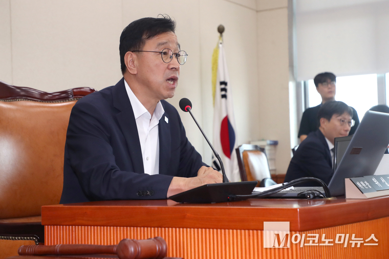 국회 기후위기 특별위원회 위성곤 위원장이 18일 국회 본관에서 열린 전체회의에서 인사말하고 있다. 사진=최동환 기자