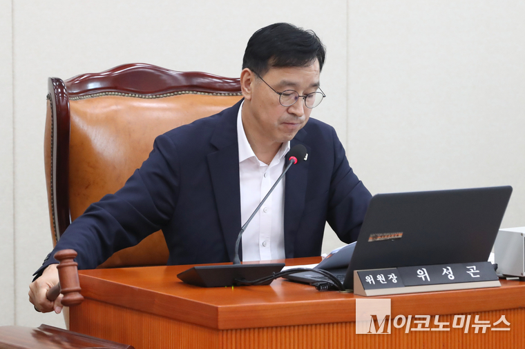 국회 기후위기 특별위원회 위성곤 위원장이 18일 국회 본관에서 열린 전체회의에서 의사봉을 두드리고 있다. 사진=최동환 기자