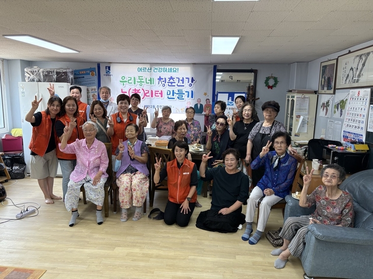 ‘우리동네 청춘 노리터 만들기’행사에서 어르신들이 함께 하고 있다 <매탄2동 주민자치회 제공>