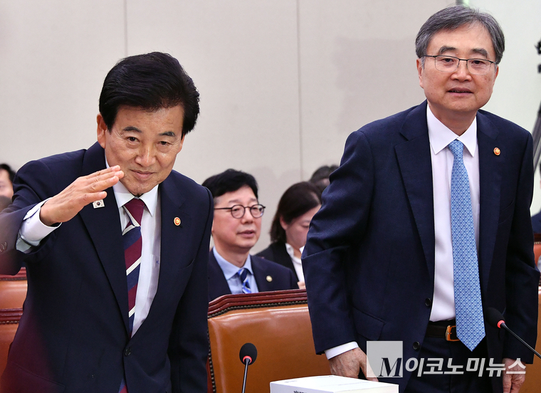 정동영 통일부 장관(왼쪽)과 조현 외교부 장관이 18일 국회에서 열린 외교통일위원회 제428회국회(임시회) 제1차 전체회의에 출석했다. 사진=최동환 기자
