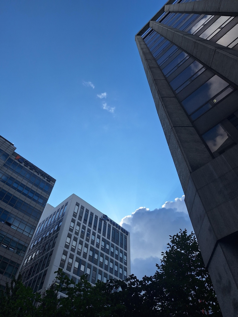 19일 오전 강한 햇볕이 내리쬐는 서울 여의도 상업지구 