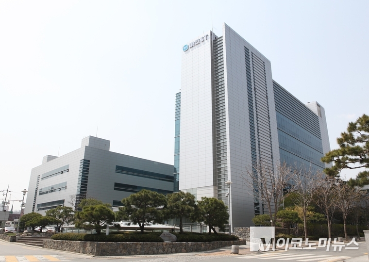 동아에스티는 스텔라라 바이오시밀러 '이뮬도사'를 파트너사인 인타스을 통해 미국에 출개했다고 밝혔다. 사진=동아에스티