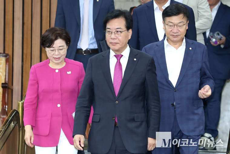 송언석 국민의힘 비상대책위원장 겸 원내대표와 원내지도부가 19일 국회 본관에서 열린 원내대책회의에 참석하고 있다. 사진=최동환 기자