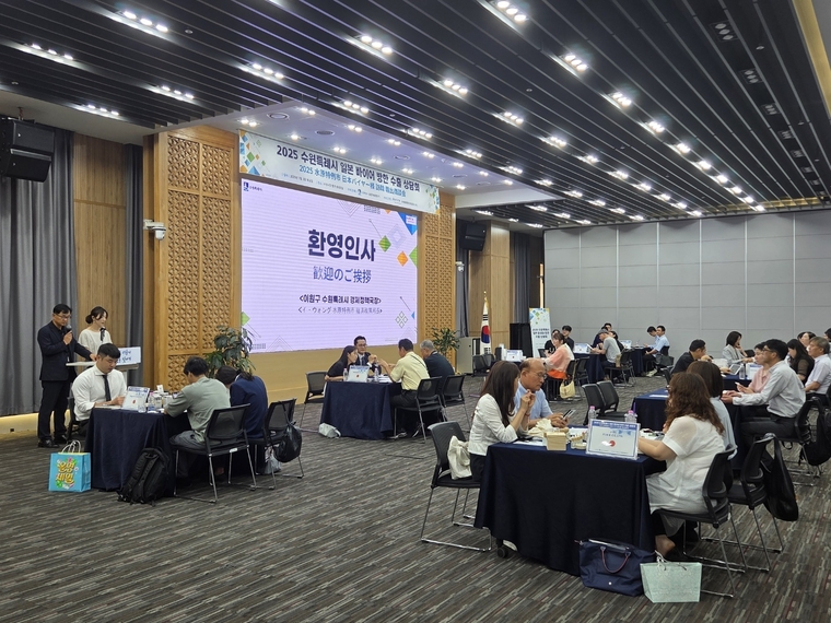 지난 7월 3일 시청 중회의실에서 열린 ‘2025 일본바이어 방한 수출상담회' 모습 <수원시 제공>
