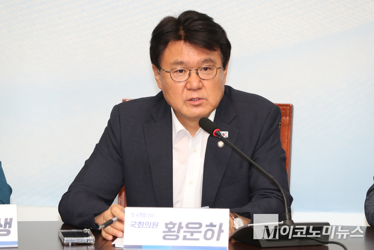 황운하 의원이 19일 국회 본관에서 열린 의원총회에서 발언하고 있다. 사진=최동환 기자