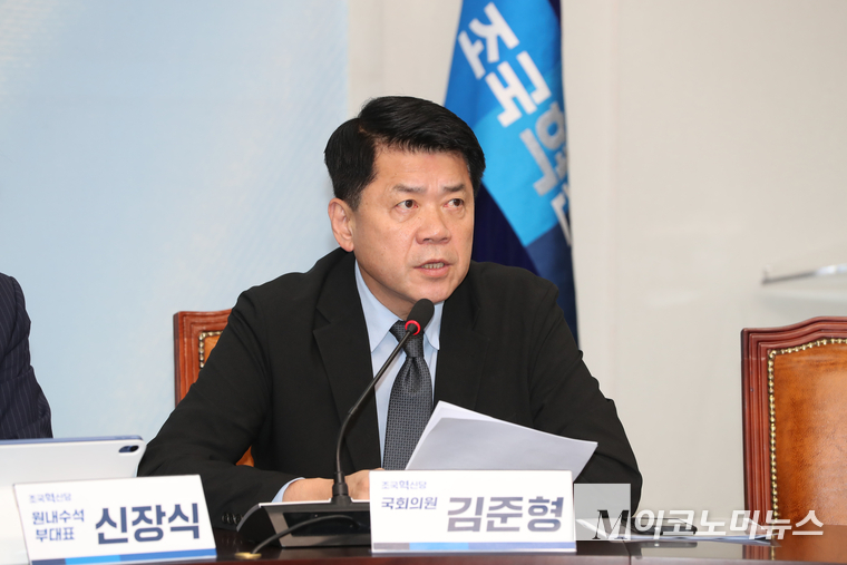 김준형 의원이 19일 국회 본관에서 열린 의원총회에서 발언하고 있다. 사진=최동환 기자