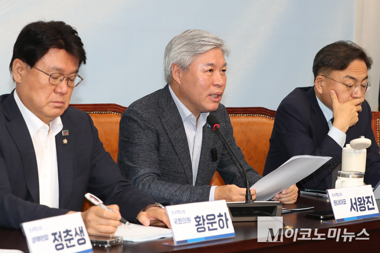 서왕진 조국혁신당 원내대표가 19일 국회 본관에서 열린 의원총회에서 발언하고 있다. 사진=최동환 기자