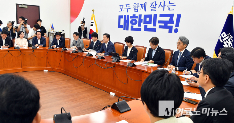 더불어민주당이 19일 국회 본관에서 원내대책회의를 열고 있다. 사진=최동환 기자