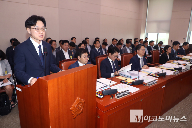 김정관 산업통상자원부 장관이 19일 국회 산업통상자원중소벤처기업위원회 제428회국회(임시회) 제2차 전체회의에 출석해 업무보고 하고 있다. 사진=최동환 기자