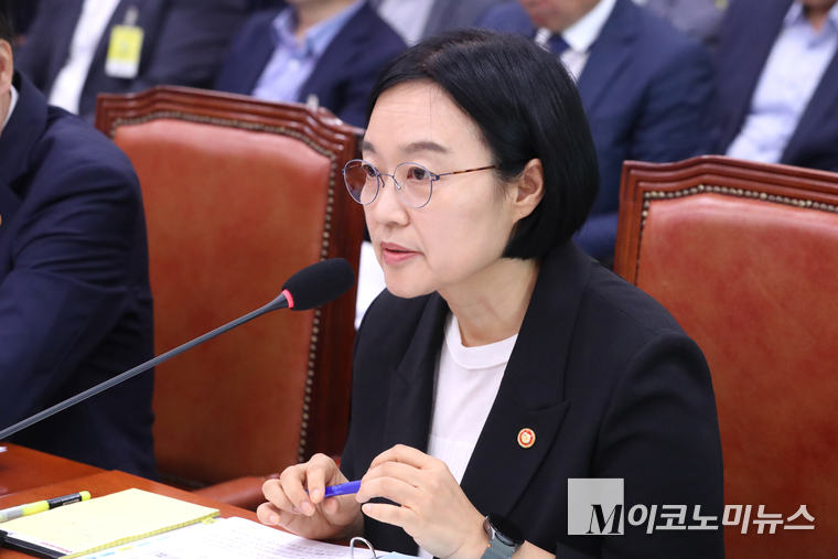 한성숙 중소벤처기업부 장관이 19일 국회 산업통상자원중소벤처기업위원회 제428회국회(임시회) 제2차 전체회의에 출석해 질의에 답하고 있다. 사진=최동환 기자