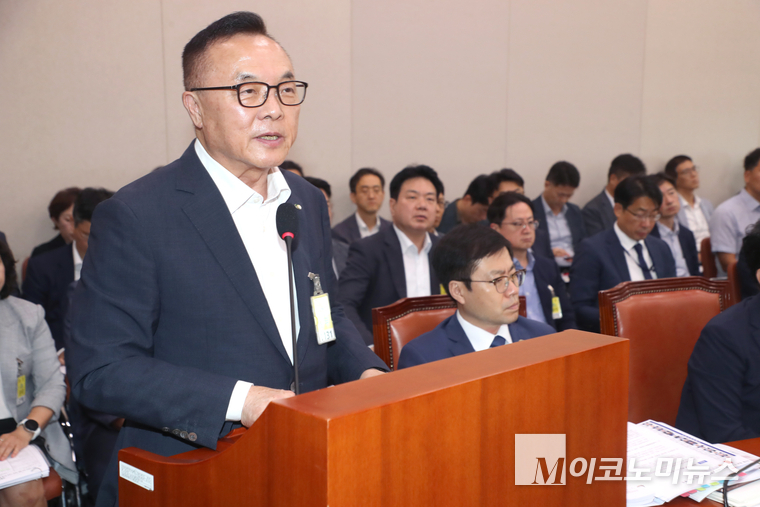 황주호 한국수력원자력 사장이 19일 국회 산업통상자원중소벤처기업위원회 제428회국회(임시회) 제2차 전체회의에 출석해 질의에 답하고 있다. 사진=최동환 기자