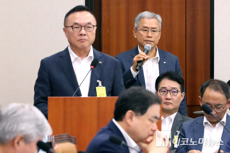 김동철 한국전력 사장(오른쪽)이 19일 국회 산업통상자원중소벤처기업위원회 제428회국회(임시회) 제2차 전체회의에 출석해 질의에 답하고 있다. 사진=최동환 기자