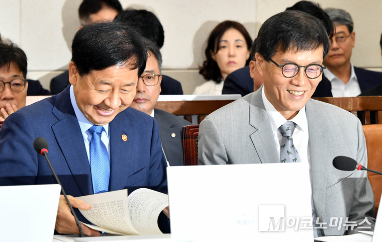 구윤철 경제부총리 겸 기획재정부 장관과 이창용 한국은행 총재가 19일 국회 기획재정위원회 제428회국회(임시회) 제2차 전체회의에 출석해 이야기 나누며 웃고 있다. 사진=최동환 기자