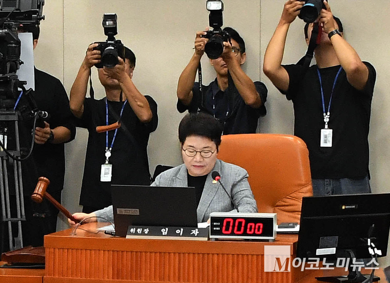임이자 기획재정위원회 위원장이 19일 국회 기획재정위원회 제428회국회(임시회) 제2차 전체회의에서 의사봉을 두드리고 있다. 사진=최동환 기자