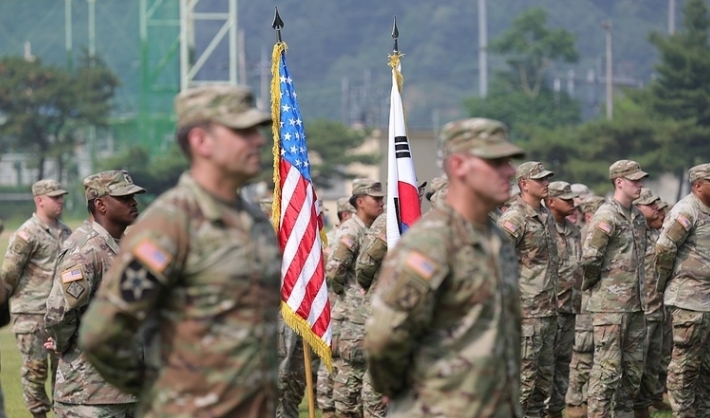 지난 6월 18일 오전 경기도 동두천시 캠프 케이시에서 열린 주한미군 순환배치 여단 임무교대식에서 태극기와 성조기가 나란히 놓여 있다. 사진=연합뉴스 