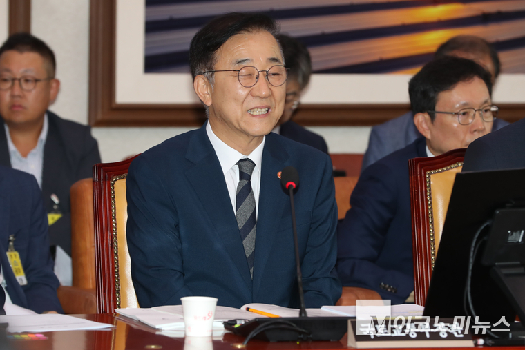 김윤덕 국토교통부 장관이 19일 국회 국토교통위원회 제428회국회(임시회) 제1차 전체회의에 출석해 미소를 띠고 있다. 사진=최동환 기자