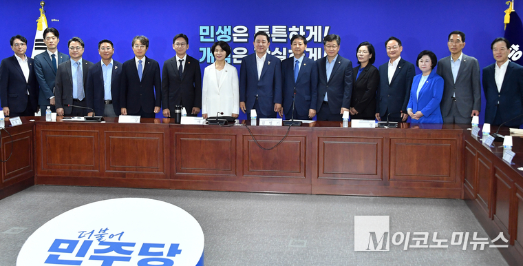 20일 더불어민주당과 정부가 인공지능(AI) 대전환으로 3%대 잠재성장률 달성해 '세계 5강의 꿈'을 현실화한다는 목표를 발표했다. 사진은 서울 여의도 국회 의원회관에서 열린 '새 정부 경제성장전략 당정협의'에서 참석자들이 단체사진을 찍는 모습. 최동환 기자 