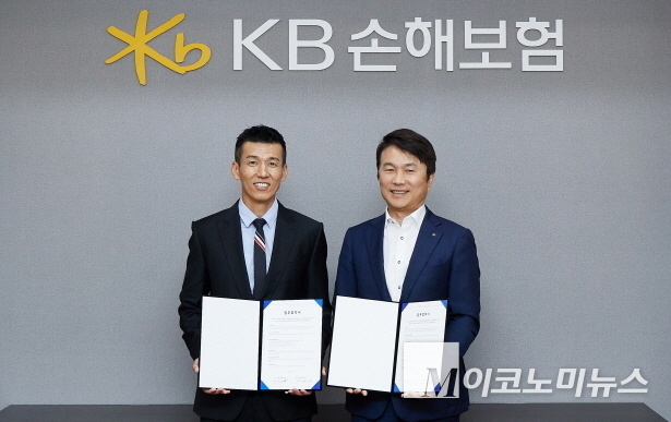 KB손해보험은 지난 20일 KB손해보험 본사에서 재단인 승일희망재단과 루게릭병을 비롯한 중증·희귀질환 환우와 가족들을 위한 돌봄 지원 및 국민 인식 개선을 위한 업무협약을 체결했다. 이날 협약식 참여한 KB손해보험 구본욱 사장(오른쪽)과 승일희망재단 로션김 이사장이 기념사진을 찍고 있다. 사진=KB손보