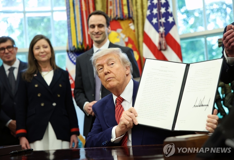 원전 확대 행정명령에 사인하는 트럼프 미국 대통령 사진=연합뉴스 