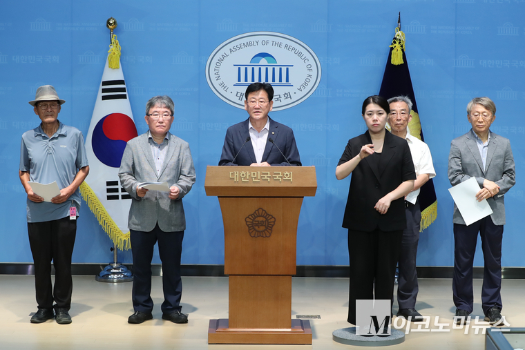 김정호 더불어민주당 의원과 원자력안전과미래, 책임과학자연대(준)는 21일 국회 소통관에서 기자회견을 열고 국민의 안전과 미래를 지키는 원자력 정책 대전환을 촉구했다. 사진=최동환 기자
