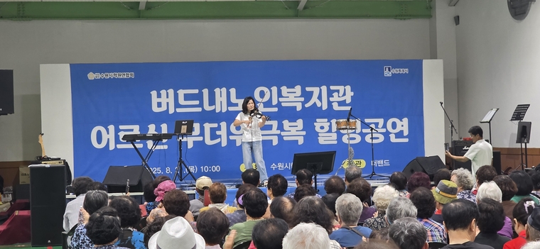 바이올린 연주를 하고 있는 김은경 의원 모습 <수원시 학원연합회 제공>