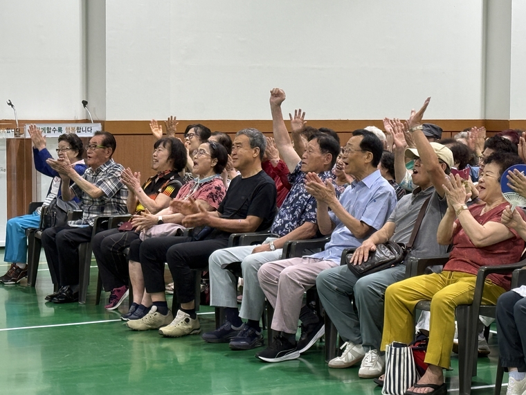 공연이 펼쳐지면서 어르신들이 즐거워 하고 있다 <수원시 학원연합회 제공>