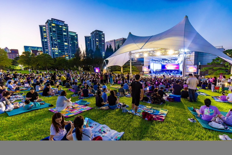 2024년 열린 잔디밭 음악회 모습 <수원시 제공>
