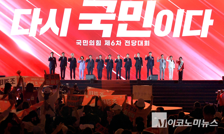 김문수·안철수·장동혁·조경태 당대표 후보와 김근식·김민수김재원·김태우·손범수·신동욱··양향자·최수진 최고위원 후보 손수조·우재준 청년최고위원 후보 등이 22일 청주 오스코에서 열린 국민의힘 전당대회에 참석했다. 사진=최동환 기자