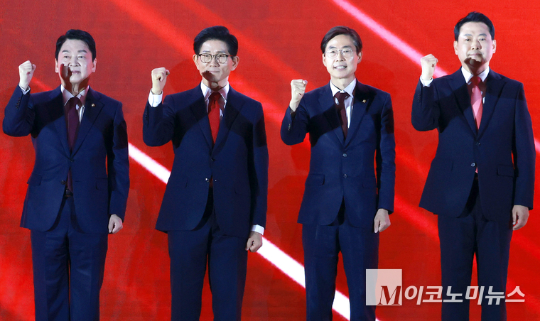 왼쪽부터 안철수·김문수·조경태·장동혁 당대표 후보가 22일 청주 오스코에서 열린 국민의힘 전당대회에포즈를 취하고 있다. 사진=최동환 기자