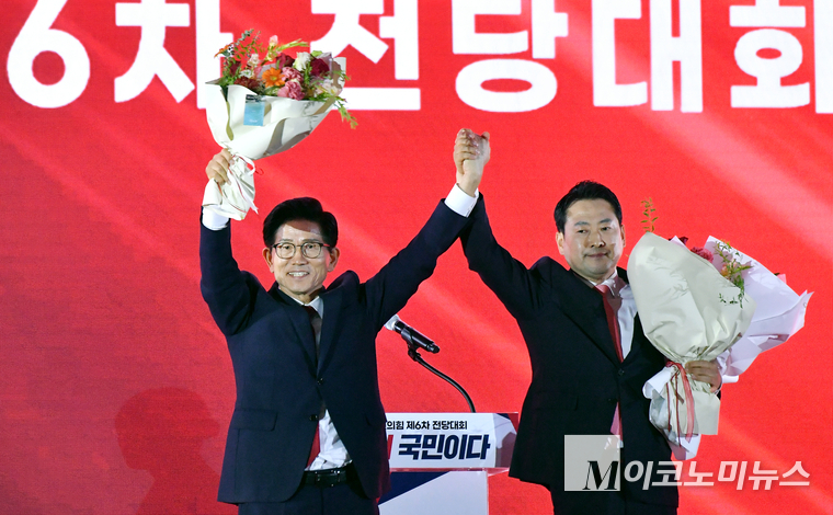 22일 청주 오스코에서 열린 국민의힘 전당대회에서 1, 2위인 김문수(왼쪽)·장동혁 후보가 결선에 진출했다. 사진=최동환 기자