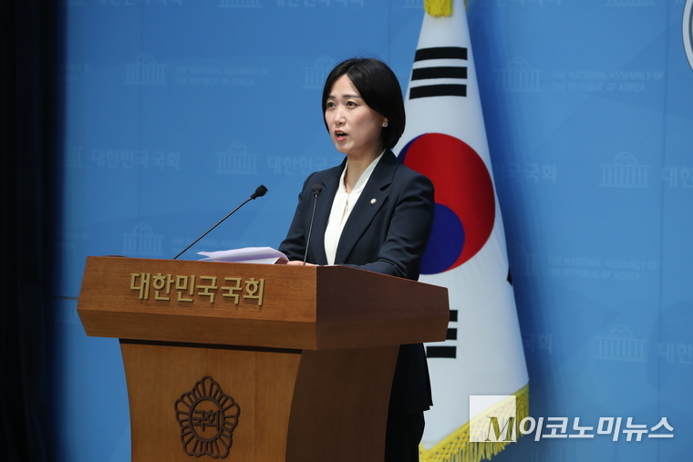 백승아 민주당 대변인이 23일 국회 소통관에서 브리핑하고 있다. 사진=최동환 기자