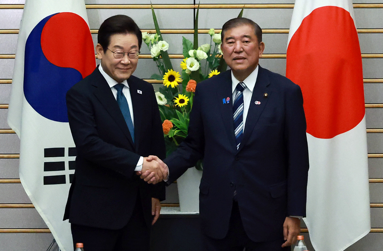 이재명 대통령과 이시바 시게루 일본 총리가 23일 일본 도쿄 총리 관저에서 열린 한일 확대정상회담에 앞서 기념촬영을 하며 악수하고 있다. 사진=연합뉴스