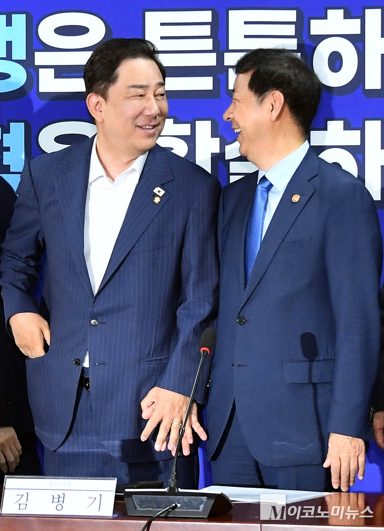 더불어민주당 김병기(왼쪽) 원내대표와 구윤철 부총리. 사진=최동환 기자
