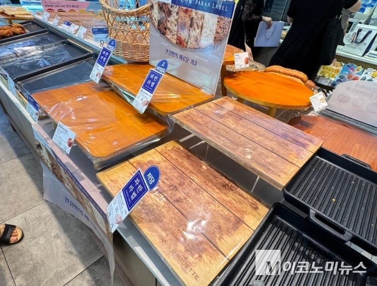 파리바게뜨 매장 매대에 단일 상품이 모두 품절됐다. 사진=문상혁 기자