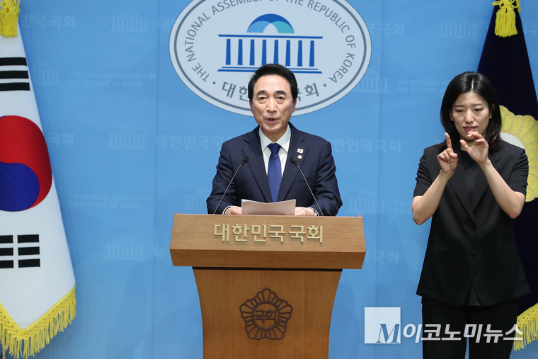 박수현 더불어민주당 수석대변인이 25일 오후 국회 소통관에서 브리핑하고 있다. 사진=최동환 기자