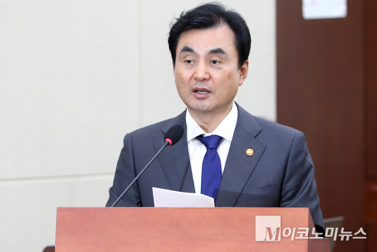 안규백 국방부 장관이 25일 국회에서 열린 제428회 국회(임시회) 국방위원회 제1차 전체회의에 출석해 업무보고하고 있다. 사진=최동환 기자
