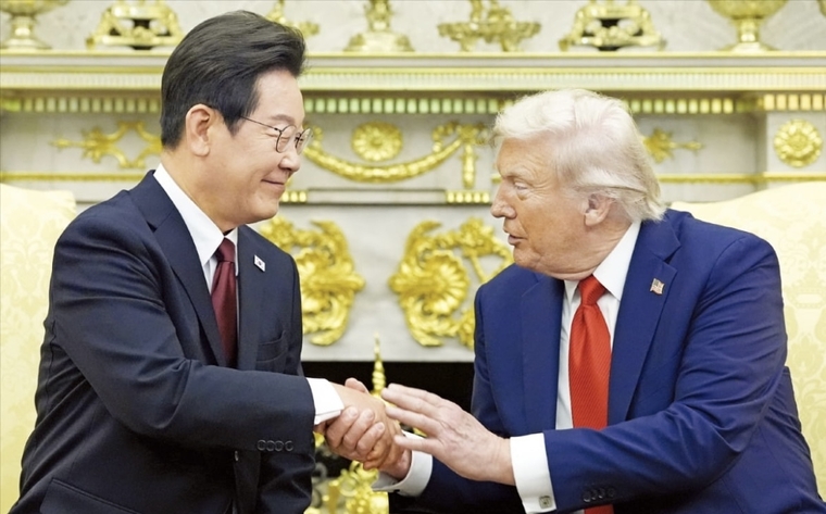 이재명 대통령과 도널드 트럼프 미국 대통령(오른쪽)이 25일(현지시간) 미국 워싱턴DC 백악관 집무실(오벌오피스)에서 악수하고 있다. AP연합뉴스