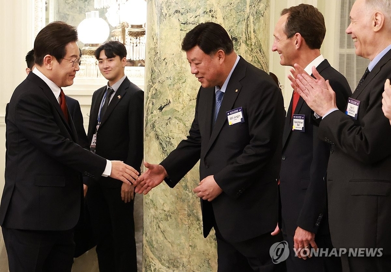 이재명 대통령이 25일(현지시간) 미국 워싱턴DC 윌라드 호텔에서 열린 한미 비즈니스 라운드 테이블 리셉션에 참석해 서정진 셀트리온 회장과 인사하고 있다. 사진=연합뉴스