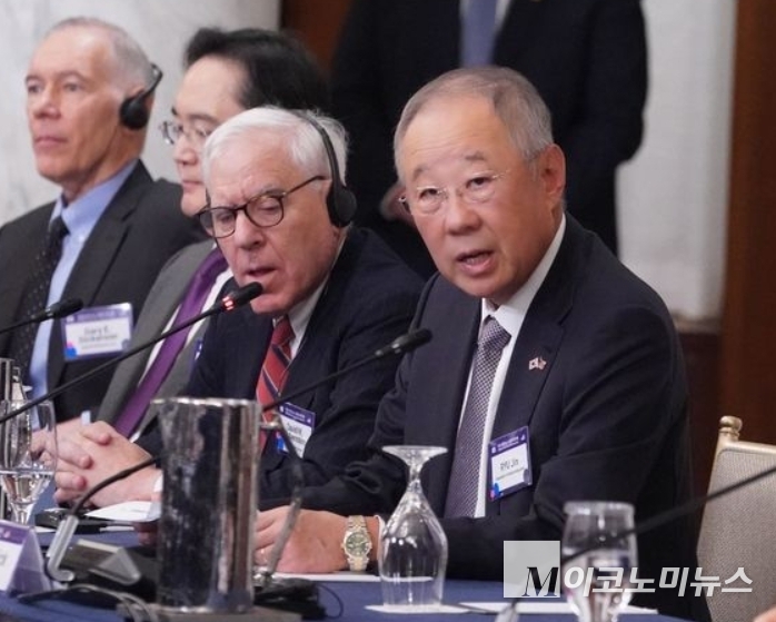 류진 한국경제인협회 회장이 25일(현지 시간) 미국 워싱턴 D.C. 윌러드 호텔에서 열린 '한미 비즈니스 라운드테이블서 인사를하고 있다. TK진=FKI