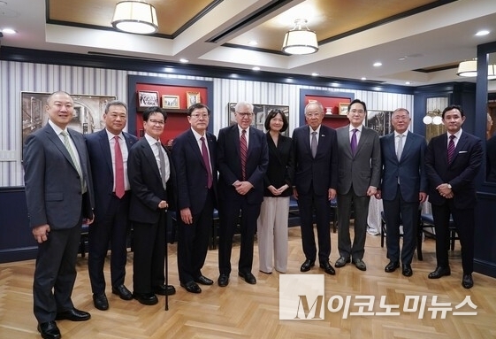 류진 한경협 회장, 루벤스타인 칼라일 그룹 회장을 비롯한 경제사절단이 25일(미국 현지시간) 워싱턴 D.C. 윌러드 호텔에서 열리는 '한미 비즈니스 라운드테이블: 제조업 르네상스 파트너십'에 앞서 기념촬영을 하고 있다. 사진 왼쪽부터 구자은 LS 회장, 김상현 롯데 부회장, 이재현 CJ회장, 허태수 GS 회장, 루벤스타인 칼라일그룹 회장, 최수연 네이버 대표, 류진 한경협 회장, 이재용 삼성전자 회장, 정의선 현대차 회장, 최윤범 고려아연 회장. (사진=FKI)