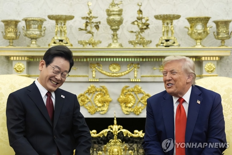 25일(현지시간) 미 백악관에서 열린 한미정상회담 도중 함께 웃는 이재명 대통령과 도널드 트럼프 미국 대통령