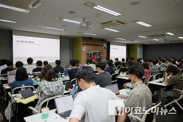 넥슨이 ‘메이플 대학생 게임 커리어 캠프 메토링 3기’ 직무 강연을 하고 있다. 사진=넥슨