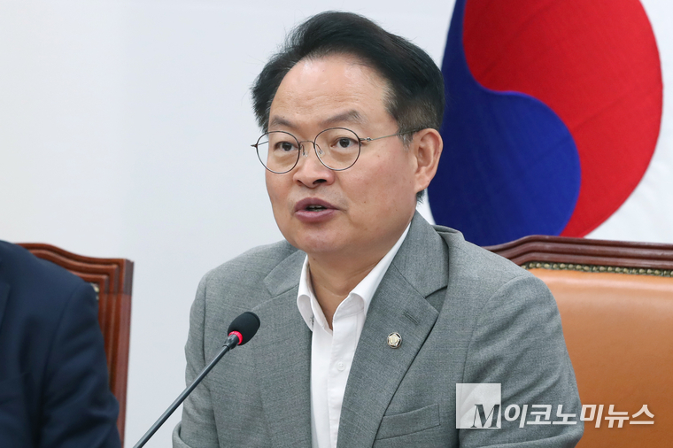 허영 더불어민주당 원내정책수석부대표가 26일 국회 본관에서 열린 원내대책회의에서 발언하고 있다. 사진=최동환 기자
