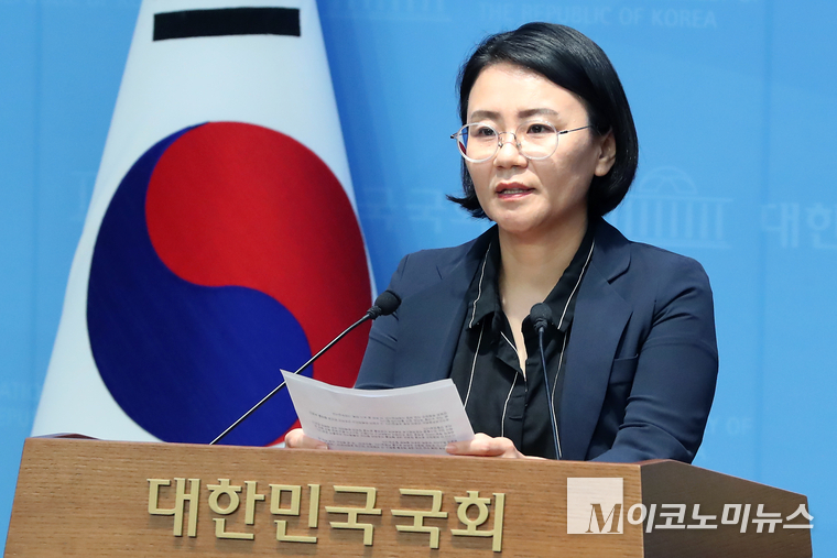 이미선 진보당 부대변인이 지난 1일 국회 소통관에서 브리핑하고 있다. 사진=최동환 기자