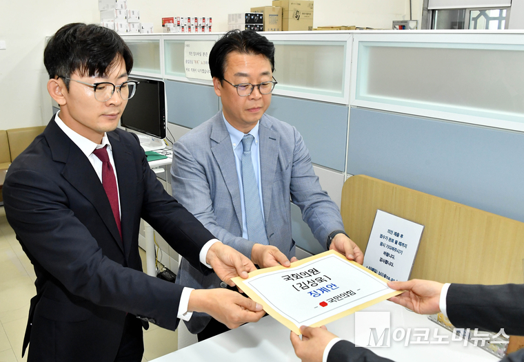 국민의힘 곽규택·박충권 의원이 26일 국회 의안과에 김상욱 더불어민주당 의원의 징계안을 제출하고 있다. 사진=최동환 기사