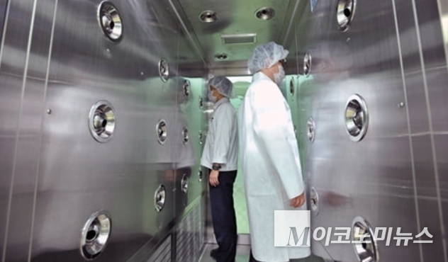 빵 제조 작업전 소독하는 직원. 사진=SPC그룹 